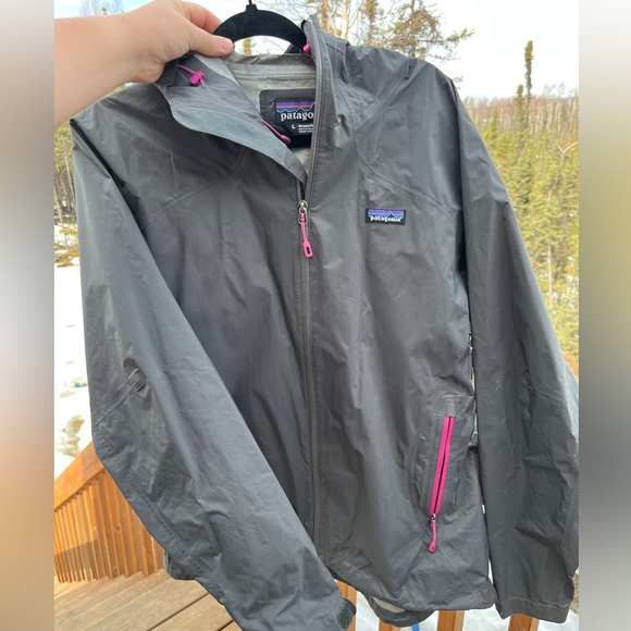 Patagonia Jackets & Blazers - Patagonia Black Rain Jacket with Pink Zipper Details